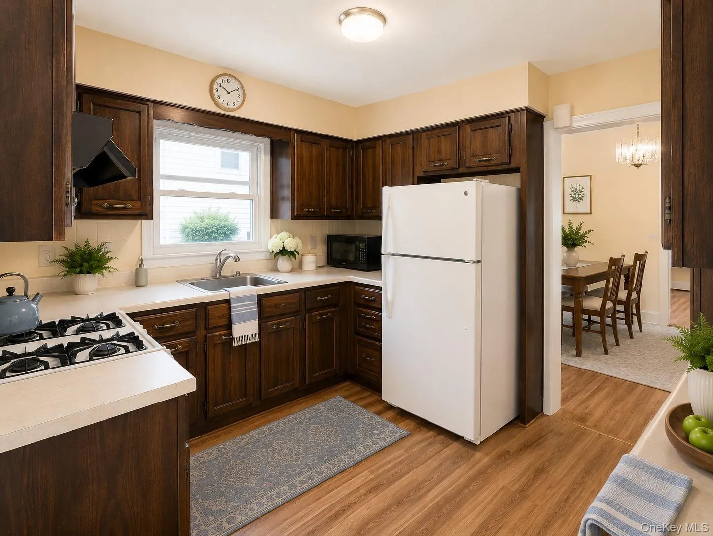 Functional kitchen with efficient workspace.(Virtual Staged) Functional kitchen with efficient workspace.(Virtual Staged)