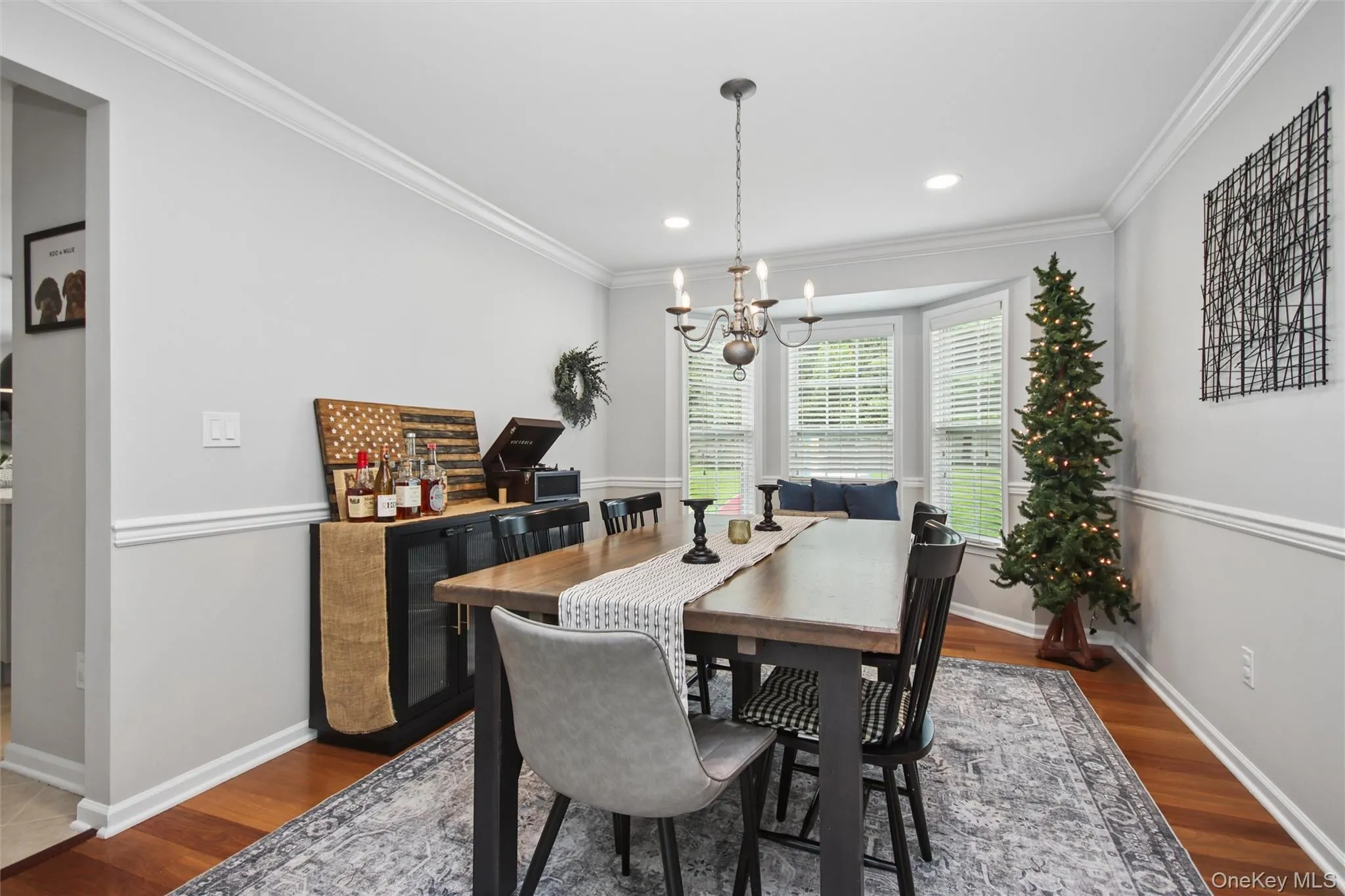 Family size D/R w/bay window w/ seat Family size D/R w/bay window w/ seat