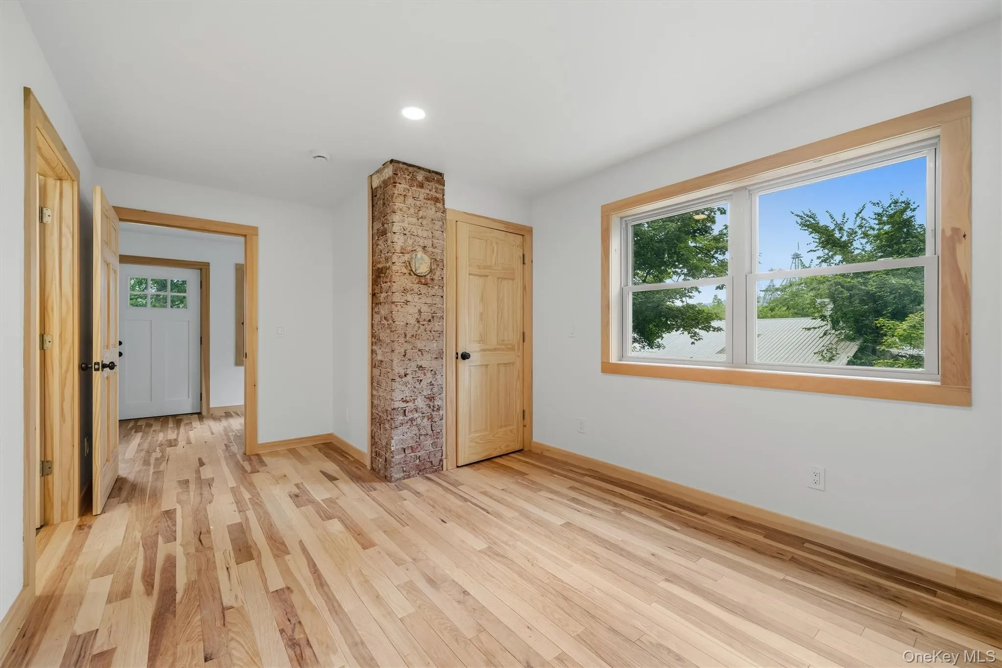 open area that could be office, breakfast nook open area that could be office, breakfast nook