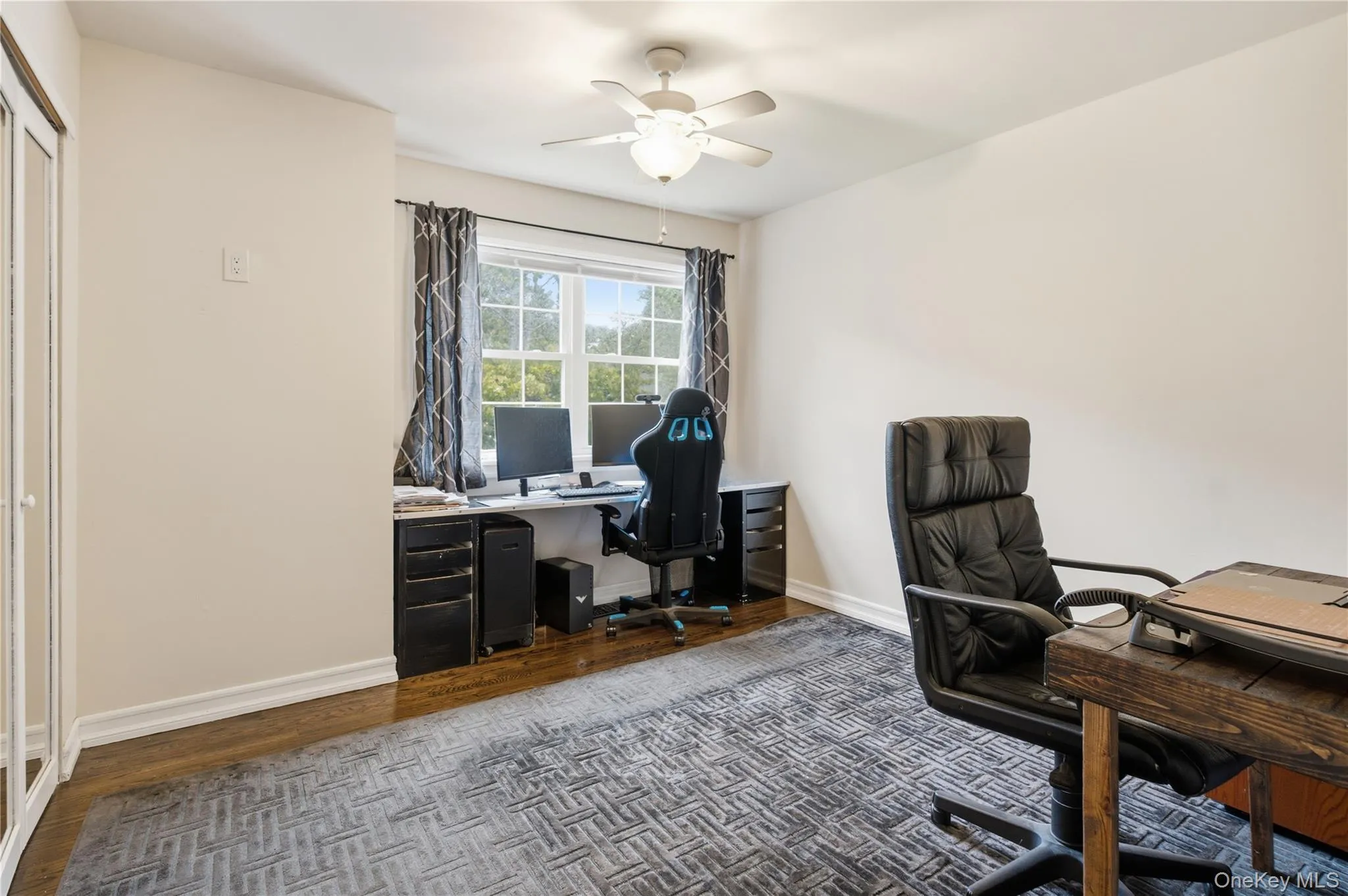 Bedroom/Office Bedroom/Office