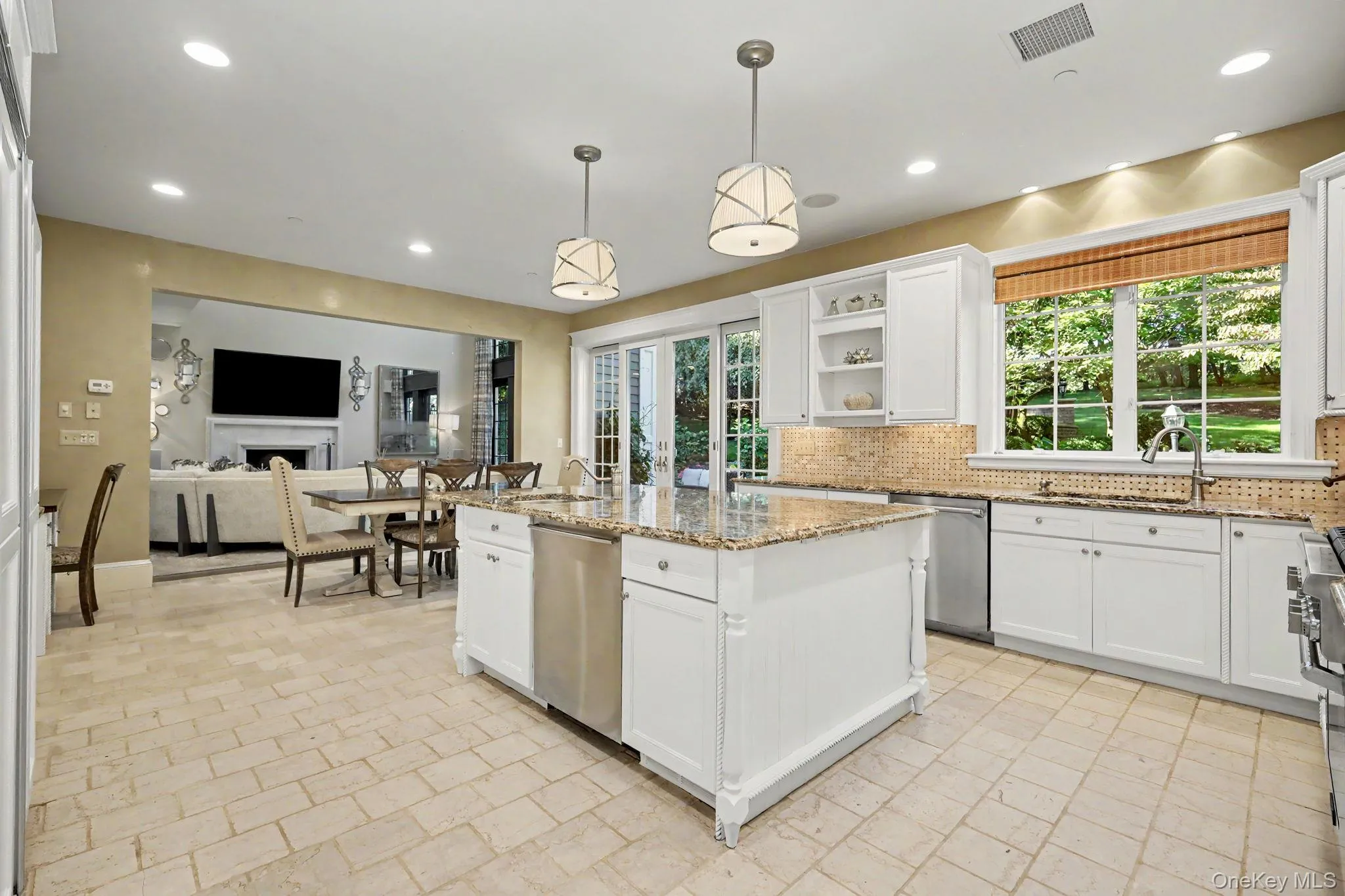 Eat-in Kitchen Eat-in Kitchen
