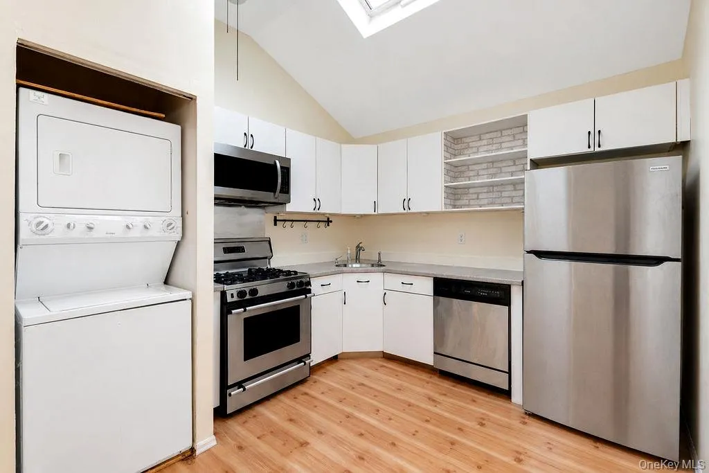 150-07 95th Street, New York, NY, 3 Bedrooms Bedrooms, 6 Rooms Rooms,2 BathroomsBathrooms,Residential,For Rent,95th,0,1031604 150-07 95th Street, New York, NY, 3 Bedrooms Bedrooms, 6 Rooms Rooms,2 BathroomsBathrooms,Residential,For Rent,95th,0,1031604