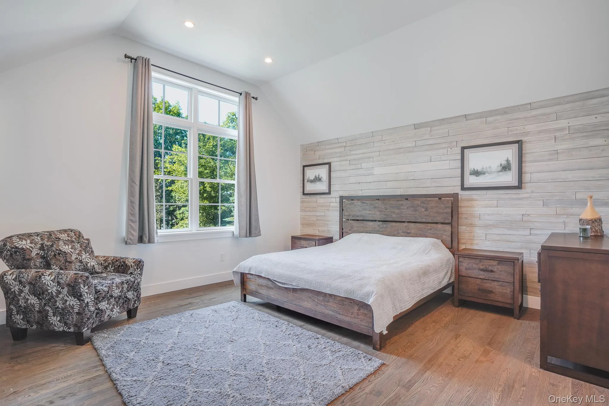Master bedroom. Master bedroom.