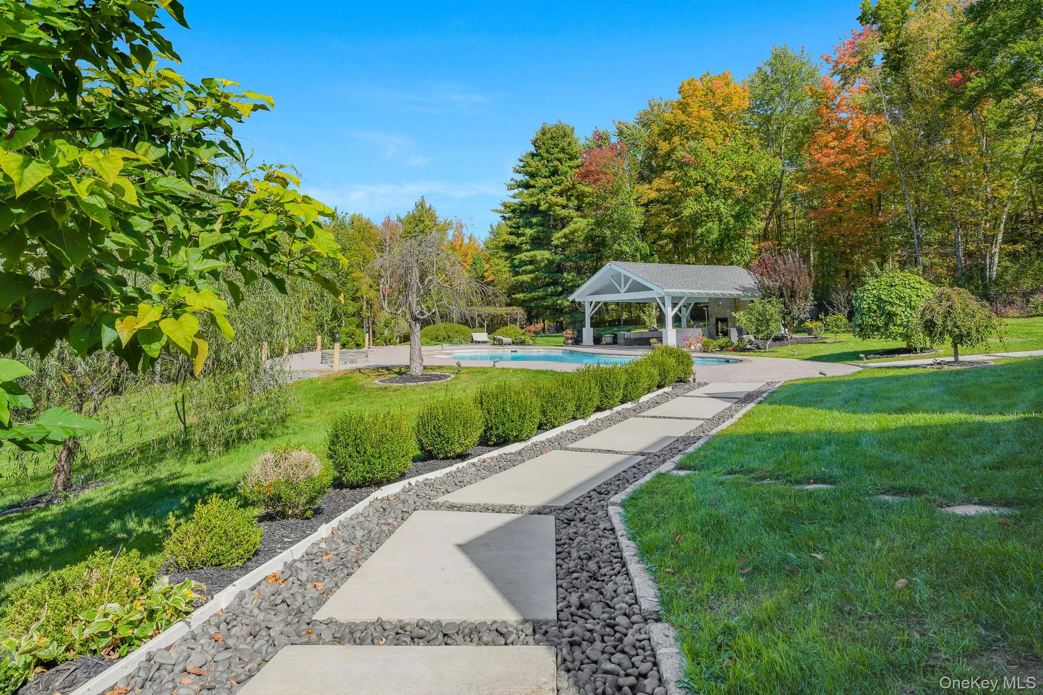 Brazilian style walk way leading to the impressive backyard. Brazilian style walk way leading to the impressive backyard.