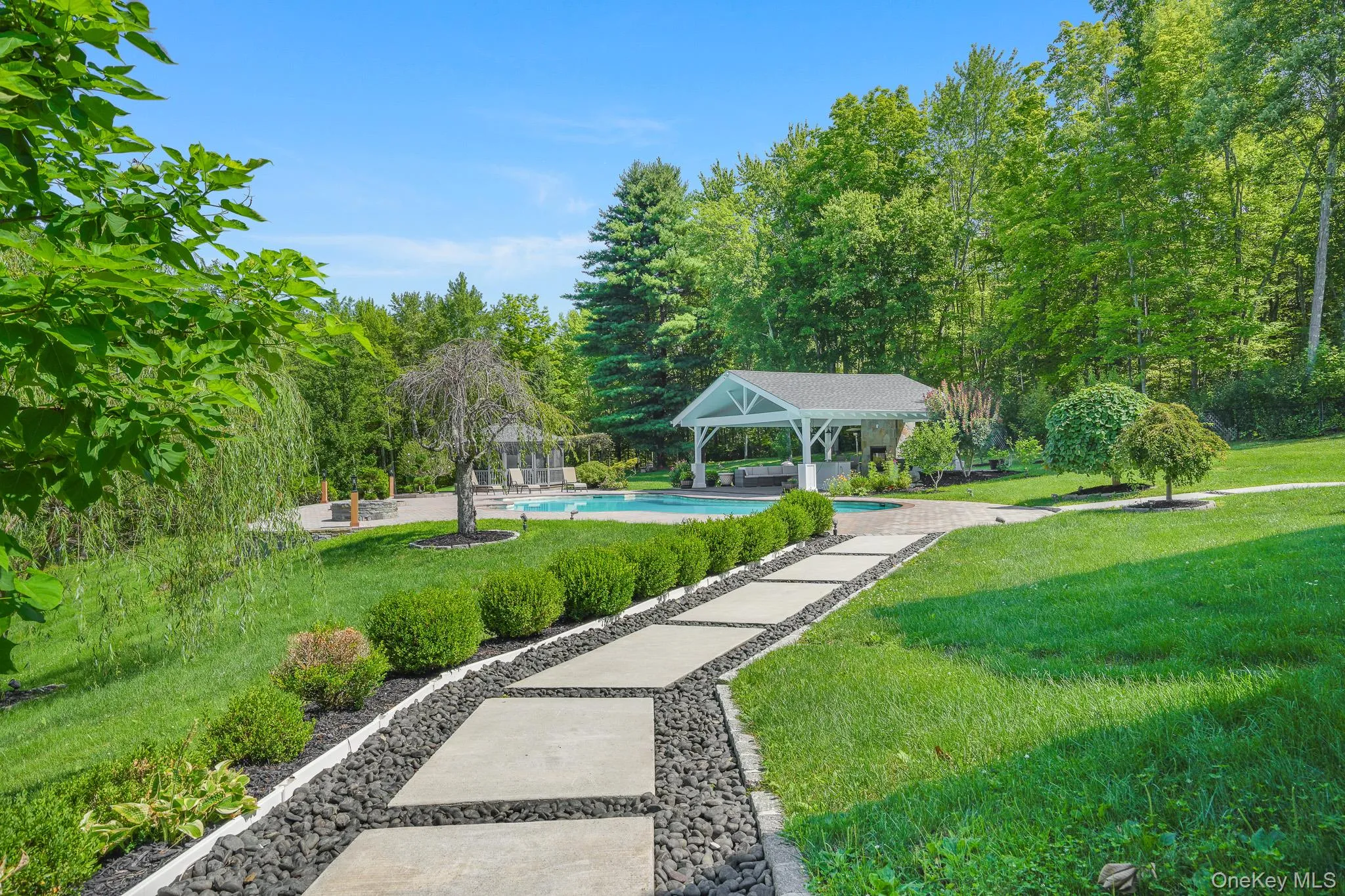 Brazilian-style walkway leading to your dream backyard. Brazilian-style walkway leading to your dream backyard.