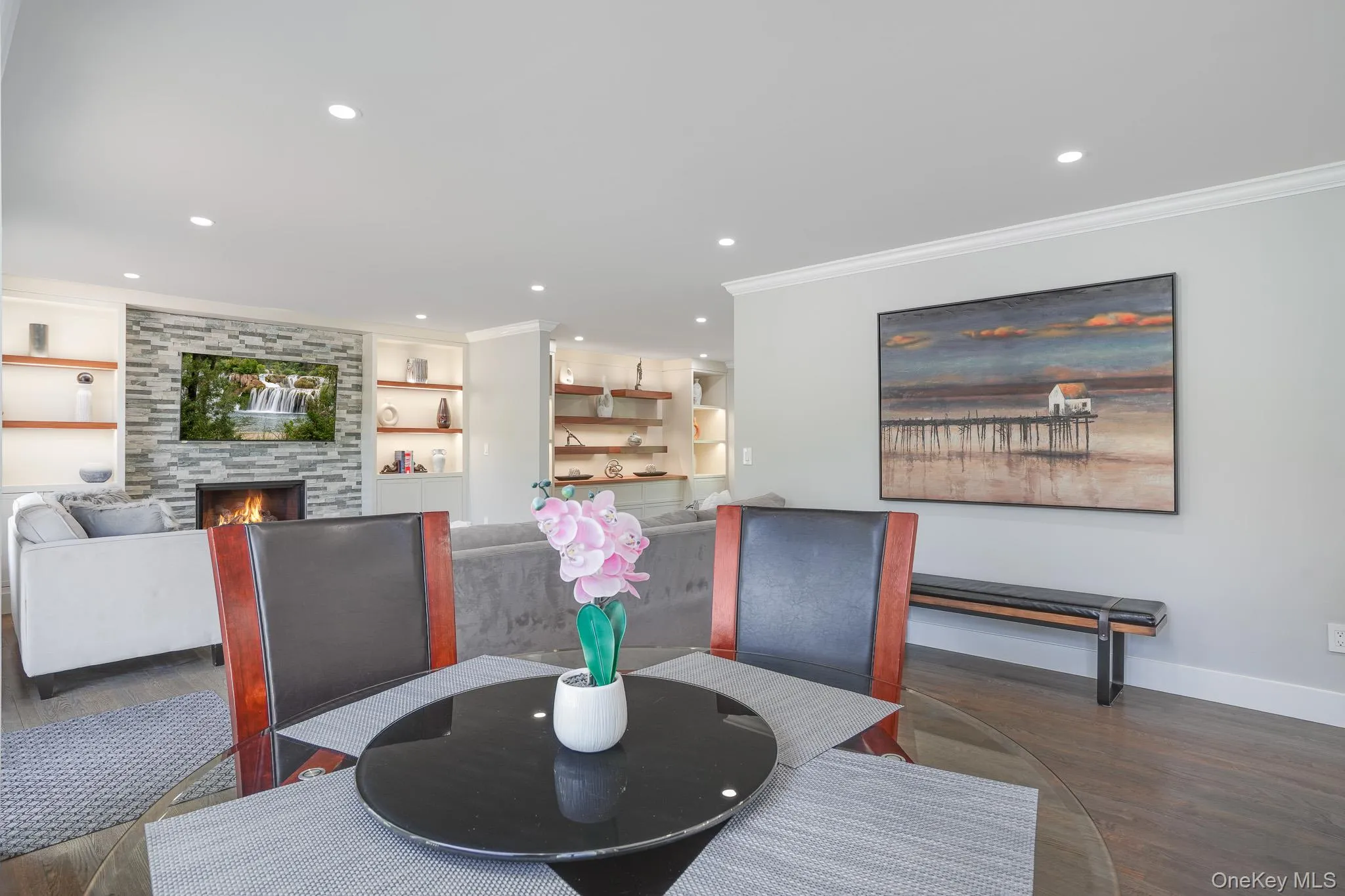 Another dining area, with access to the deck. Another dining area, with access to the deck.