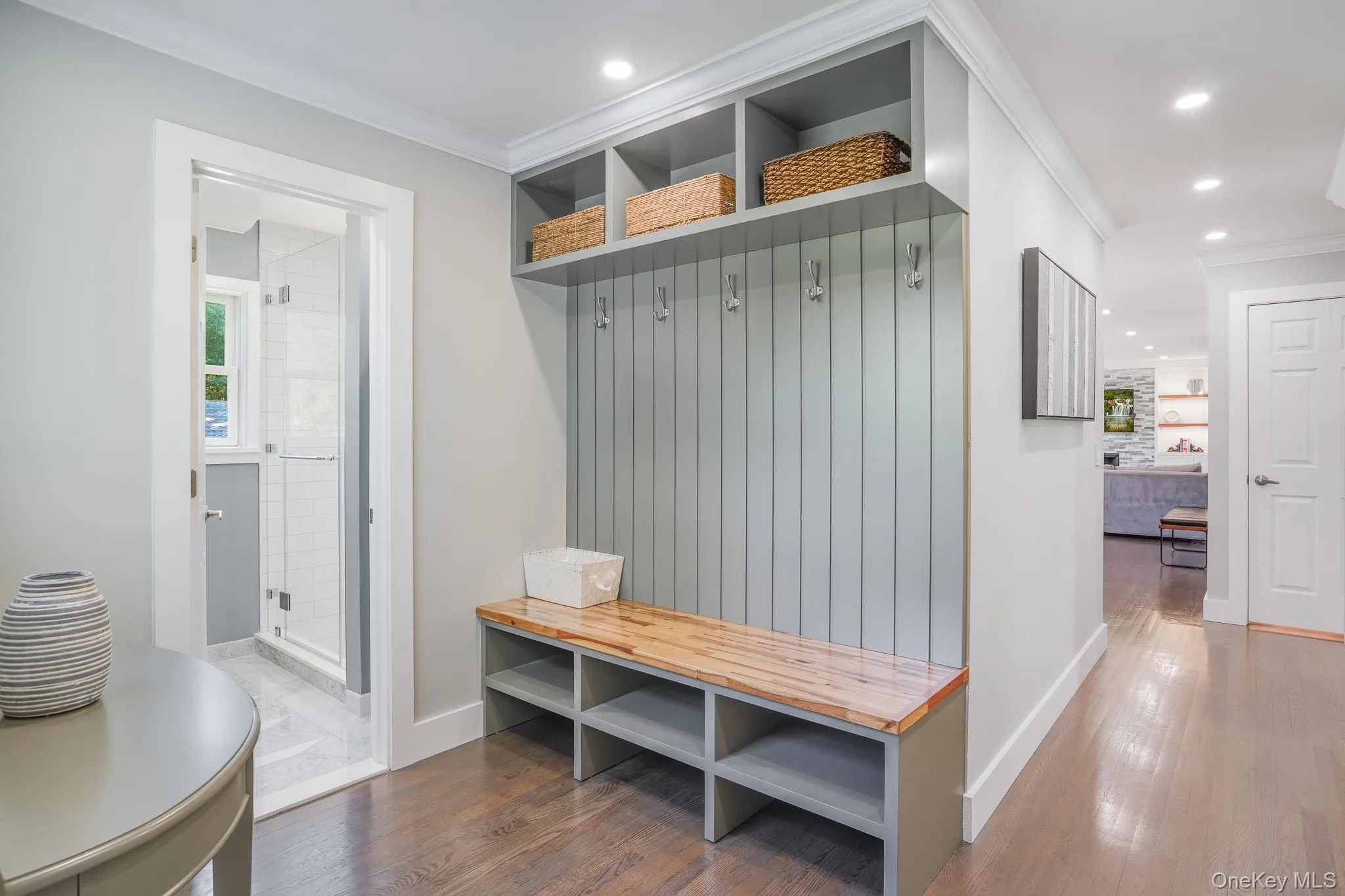 Built in coat/shoe area. Built in coat/shoe area.