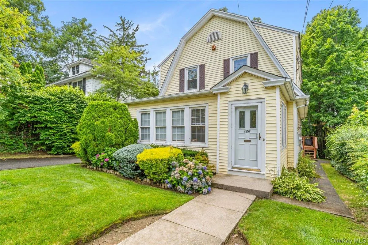 126 Hampshire Road, North Hempstead, NY, 3 Bedrooms Bedrooms, 8 Rooms Rooms,2 BathroomsBathrooms,Residential,For Rent,Hampshire,0,1031662 126 Hampshire Road, North Hempstead, NY, 3 Bedrooms Bedrooms, 8 Rooms Rooms,2 BathroomsBathrooms,Residential,For Rent,Hampshire,0,1031662