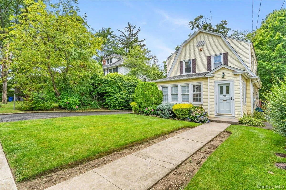 126 Hampshire Road, North Hempstead, NY, 3 Bedrooms Bedrooms, 8 Rooms Rooms,2 BathroomsBathrooms,Residential,For Rent,Hampshire,0,1031662 126 Hampshire Road, North Hempstead, NY, 3 Bedrooms Bedrooms, 8 Rooms Rooms,2 BathroomsBathrooms,Residential,For Rent,Hampshire,0,1031662