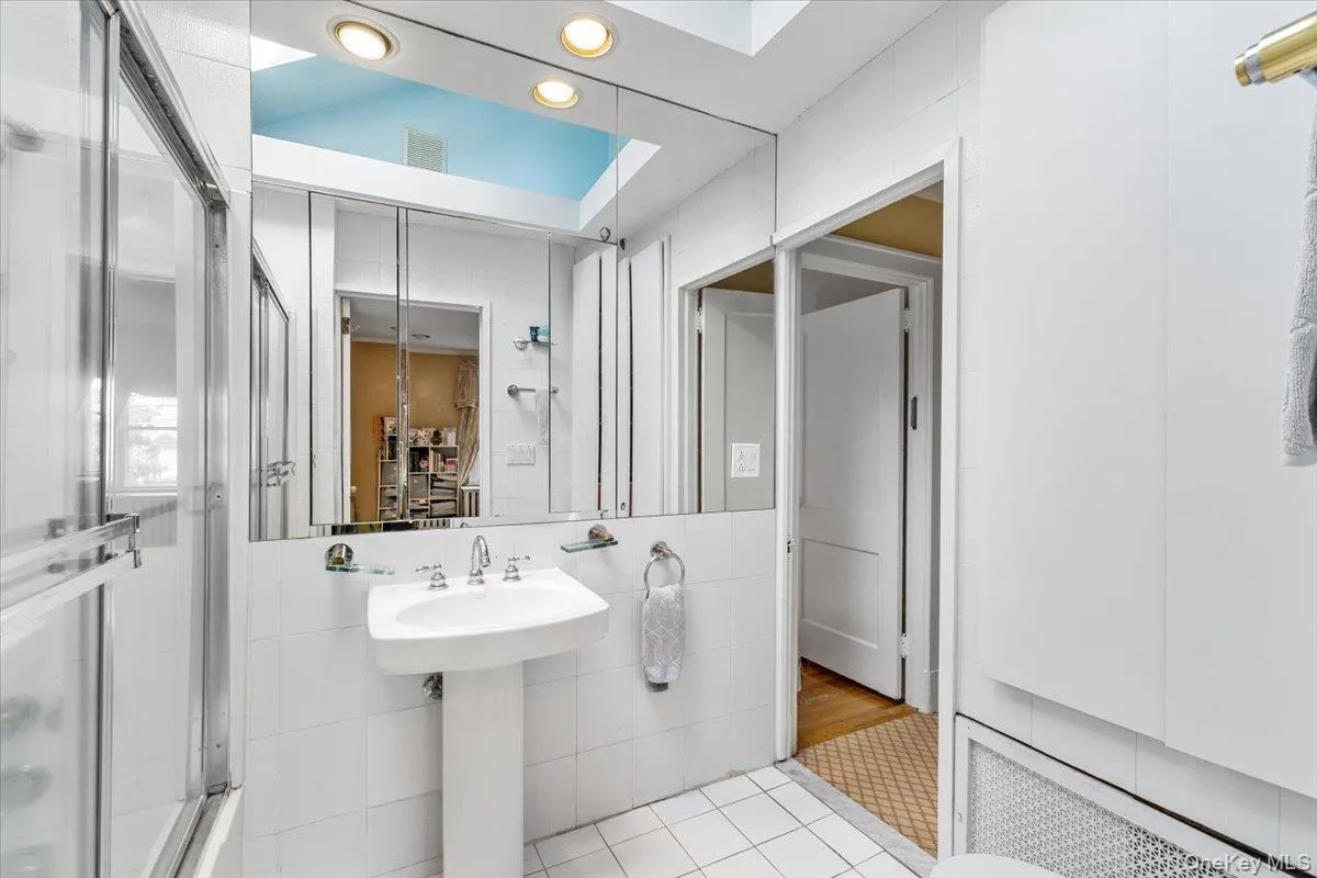 126 Hampshire Road, North Hempstead, NY, 3 Bedrooms Bedrooms, 8 Rooms Rooms,2 BathroomsBathrooms,Residential,For Rent,Hampshire,0,1031662 126 Hampshire Road, North Hempstead, NY, 3 Bedrooms Bedrooms, 8 Rooms Rooms,2 BathroomsBathrooms,Residential,For Rent,Hampshire,0,1031662