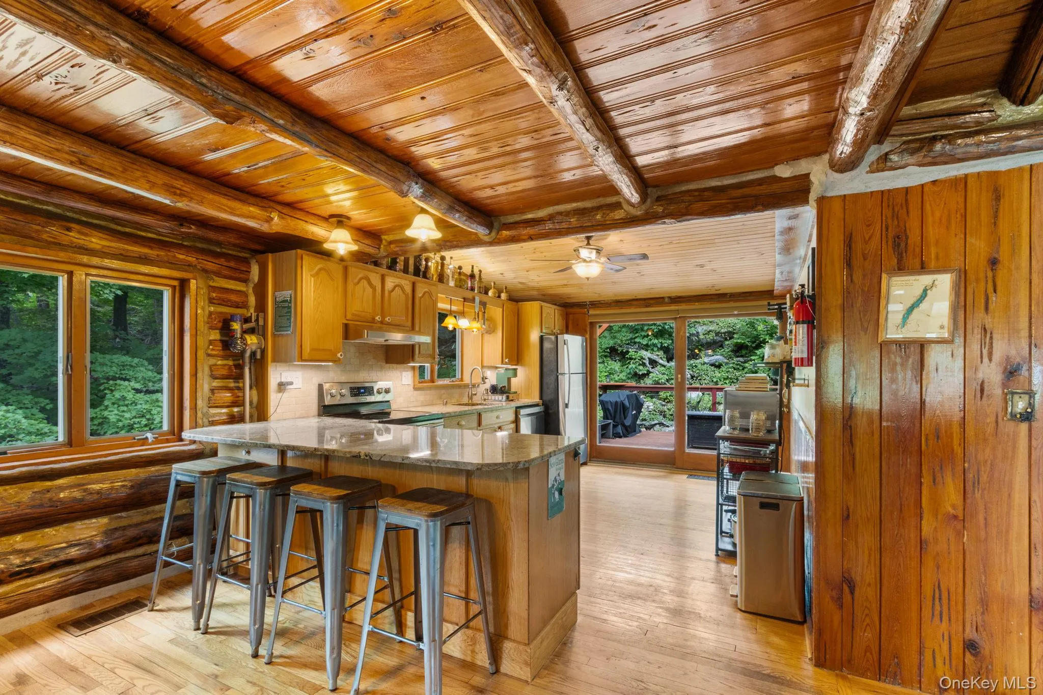 Welcoming kitchen with a convenient breakfast bar, perfect for casual dining and conversation. Welcoming kitchen with a convenient breakfast bar, perfect for casual dining and conversation.