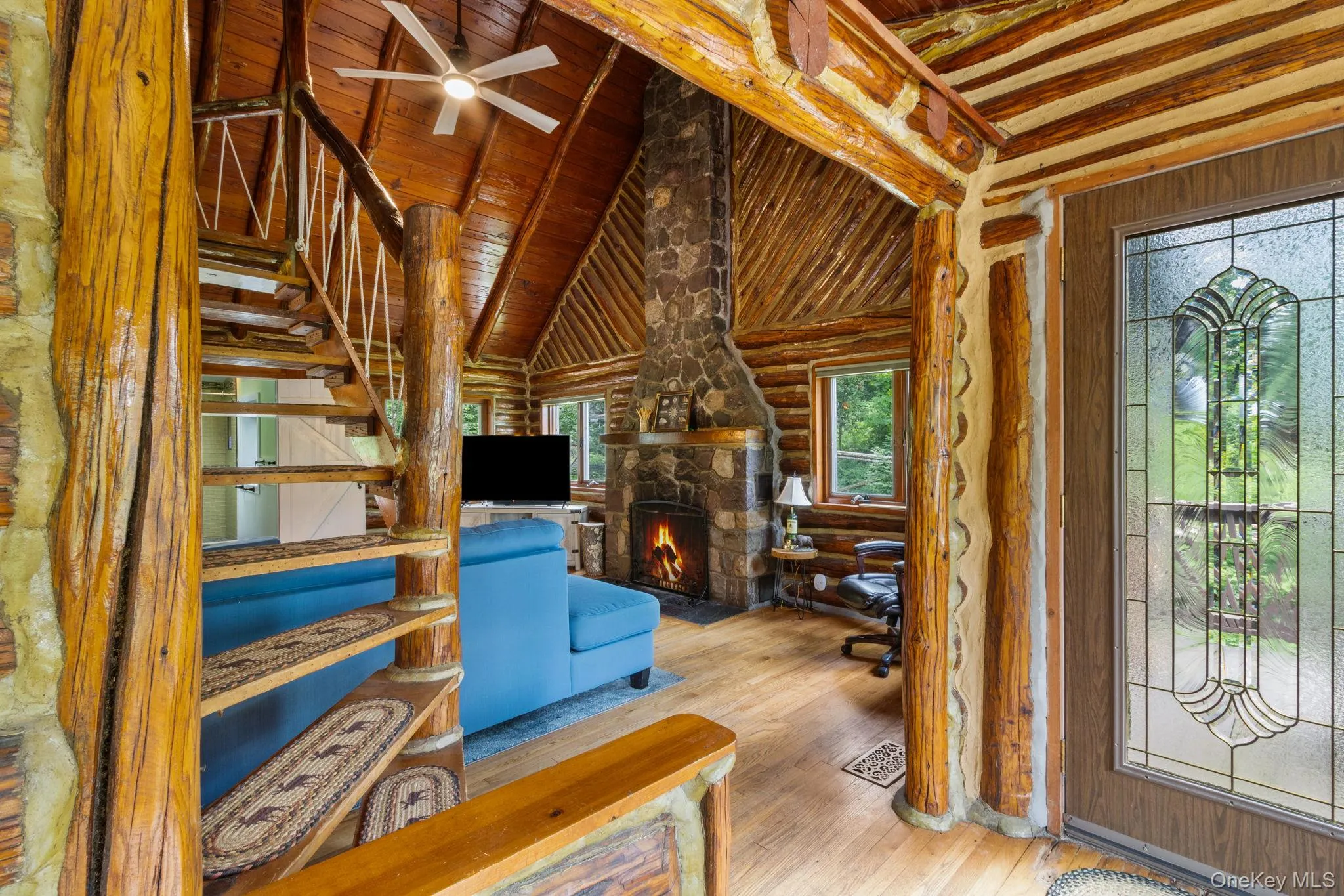 The second-floor entrance creates an unforgettable first impression and a true wow factor for your guests. The second-floor entrance creates an unforgettable first impression and a true wow factor for your guests.