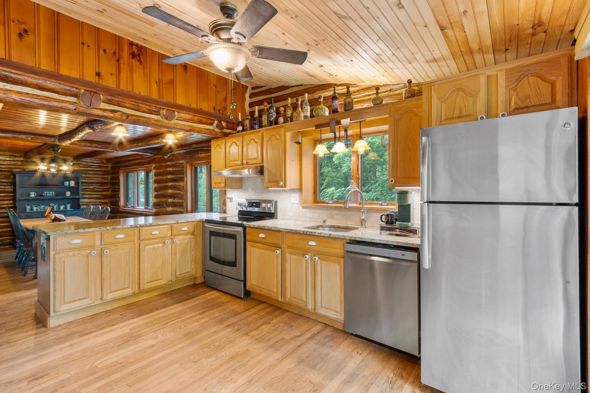 Welcoming kitchen with a convenient breakfast bar, perfect for casual dining and conversation. Welcoming kitchen with a convenient breakfast bar, perfect for casual dining and conversation.