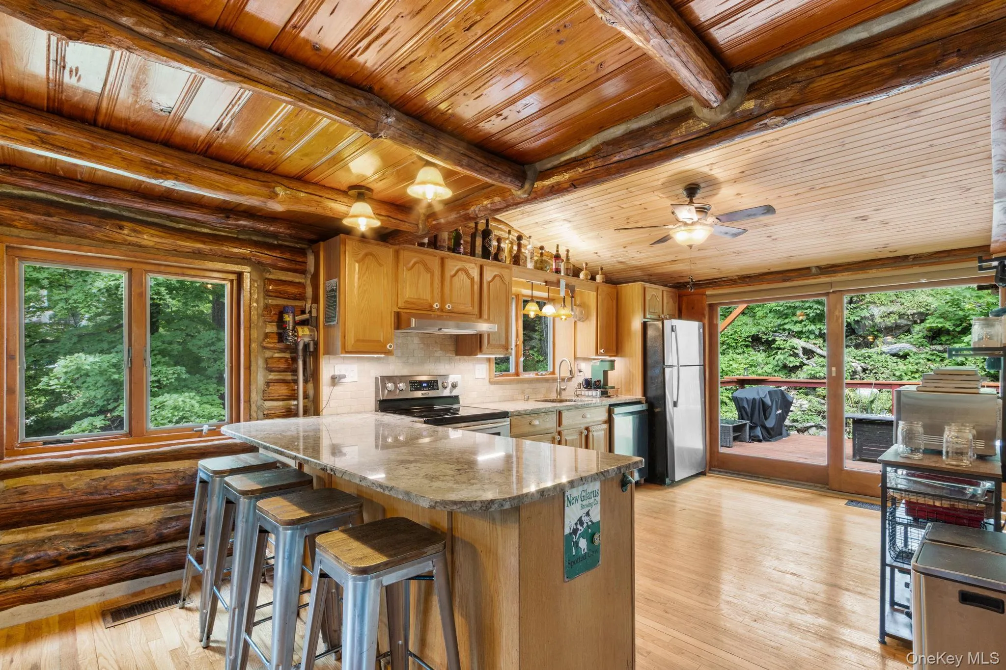 Welcoming kitchen with a convenient breakfast bar, perfect for casual dining and conversation. Welcoming kitchen with a convenient breakfast bar, perfect for casual dining and conversation.