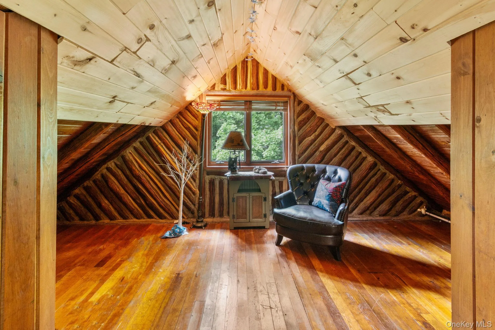 Let your imagination run wild with this cozy, versatile loft space. Let your imagination run wild with this cozy, versatile loft space.