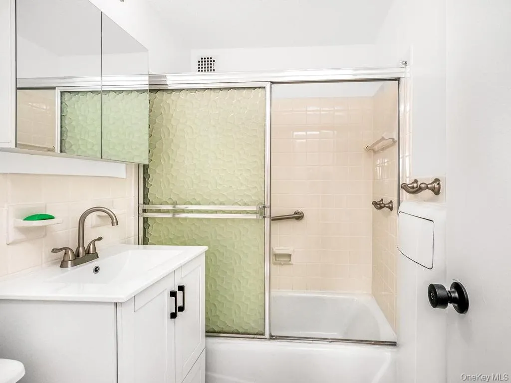 290 232nd Street, New York, NY, 2 Bedrooms Bedrooms, 4 Rooms Rooms,1 BathroomBathrooms,Residential,For Rent,232nd,0,1031786 290 232nd Street, New York, NY, 2 Bedrooms Bedrooms, 4 Rooms Rooms,1 BathroomBathrooms,Residential,For Rent,232nd,0,1031786