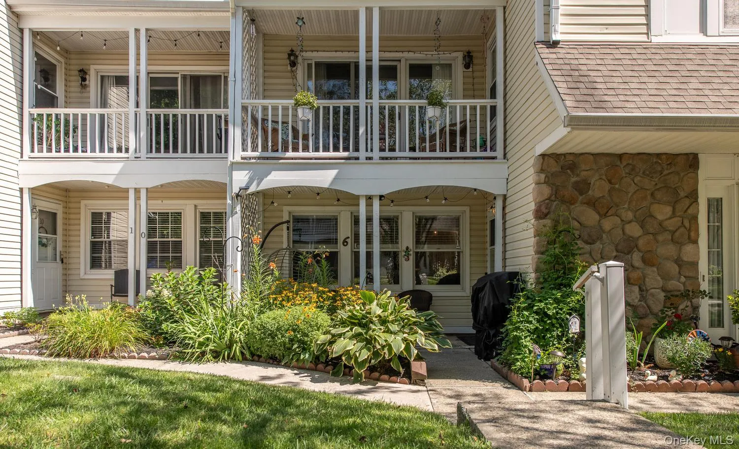 Easy front entry with covered seating area. Easy front entry with covered seating area.