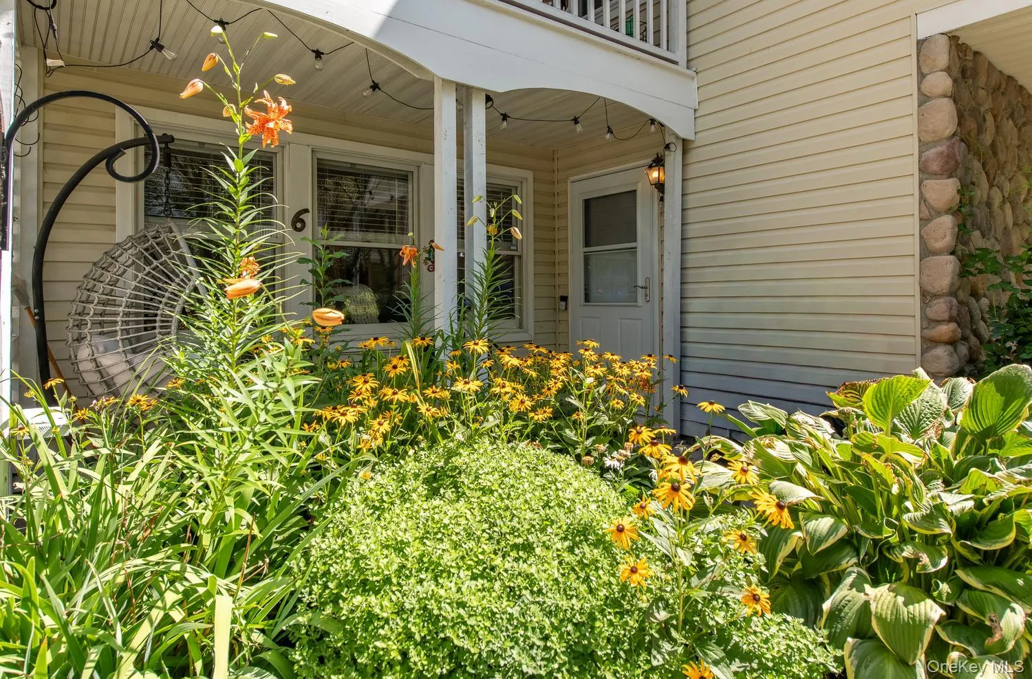 Inviting front entry. Inviting front entry.