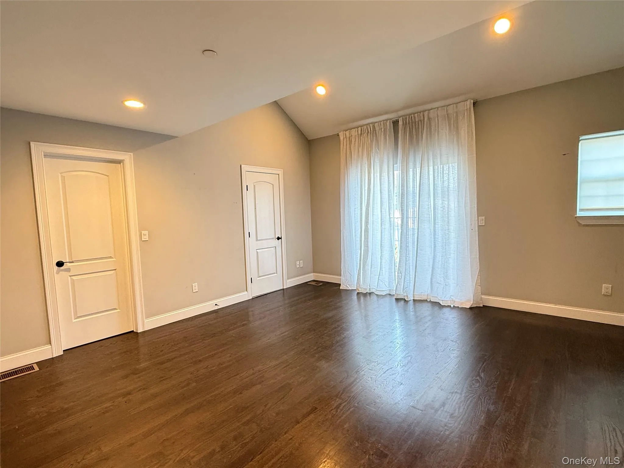 318 Cross Street, North Hempstead, NY, 2 Bedrooms Bedrooms, 7 Rooms Rooms,2 BathroomsBathrooms,Residential,For Rent,Cross,0,1031798 318 Cross Street, North Hempstead, NY, 2 Bedrooms Bedrooms, 7 Rooms Rooms,2 BathroomsBathrooms,Residential,For Rent,Cross,0,1031798