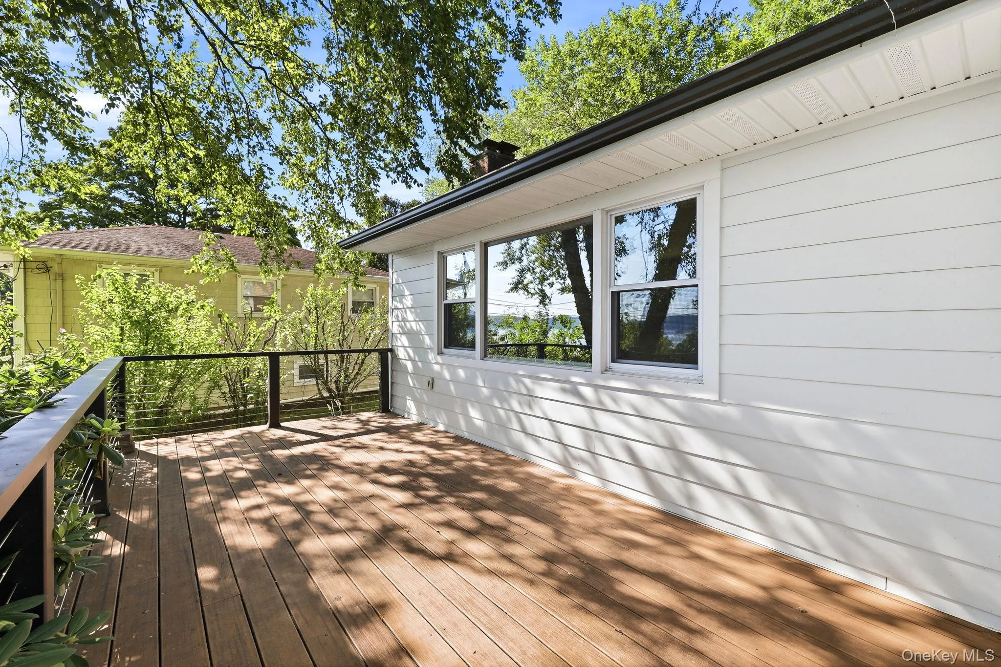 Privat deck in fornt of house with beautiful river views! Privat deck in fornt of house with beautiful river views!