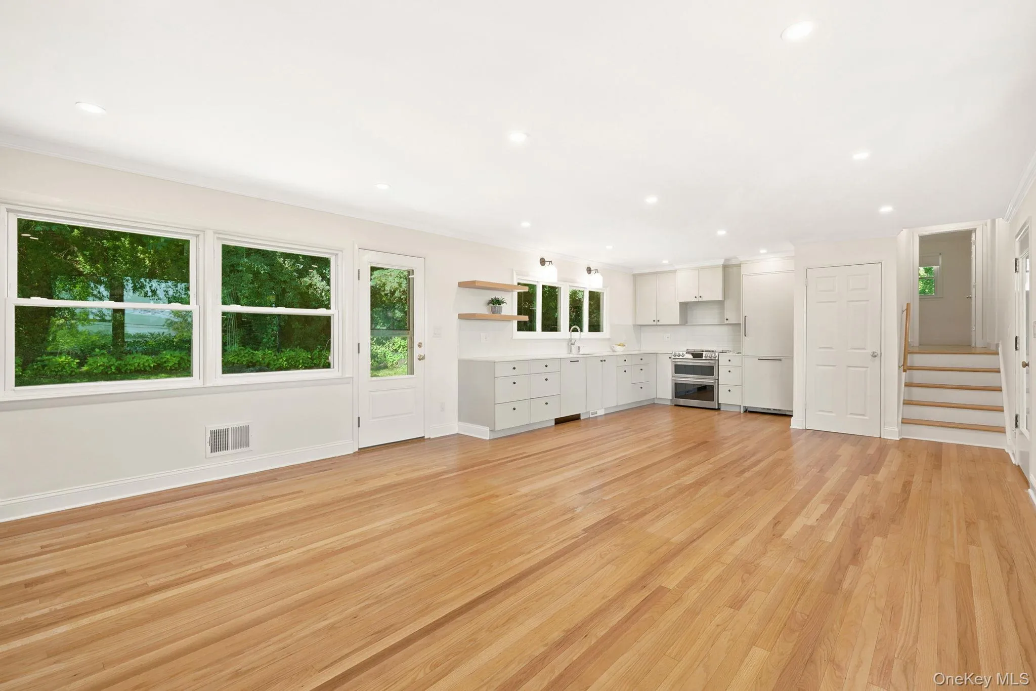 Spacious open floor concept, with hardwood floors throught out and central air. Spacious open floor concept, with hardwood floors throught out and central air.