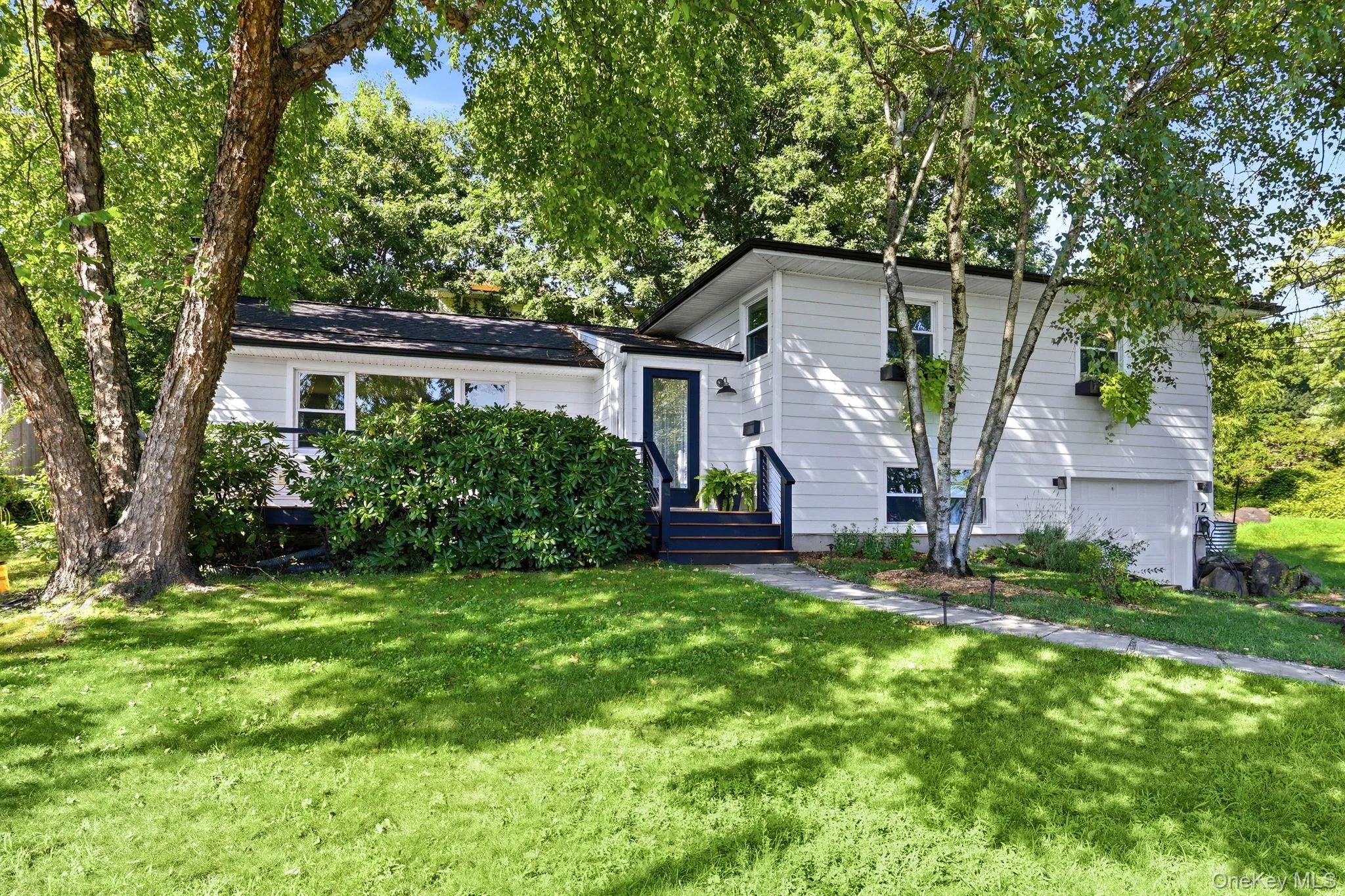 Quiet street and with year round river views! Quiet street and with year round river views!