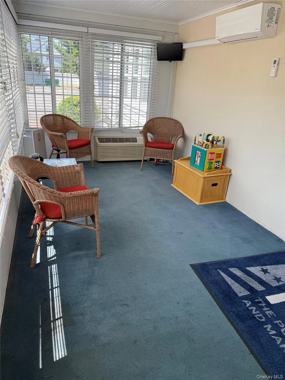 Sunroom/Waiting Room Sunroom/Waiting Room