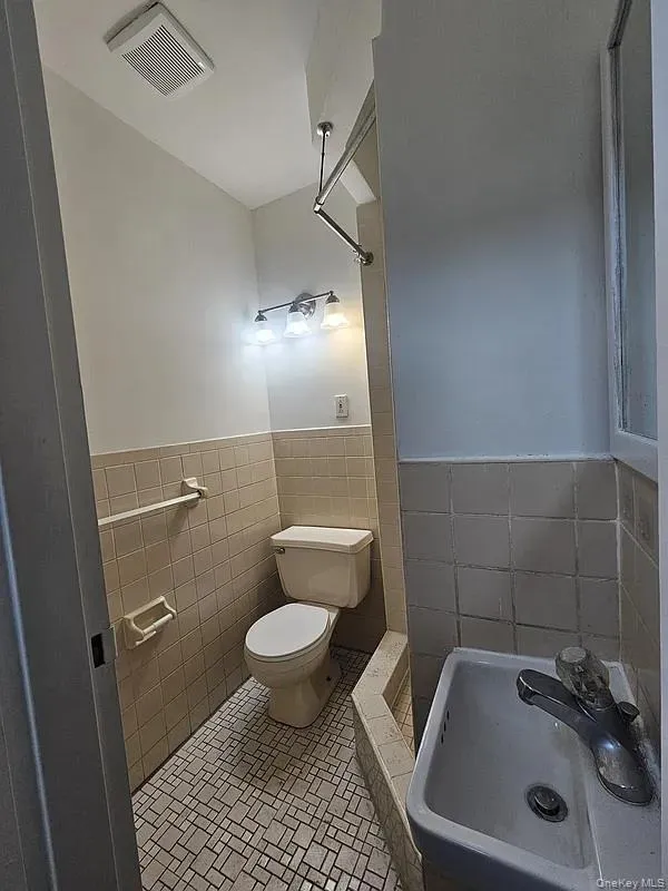 5861 44th Avenue, New York, NY, 2 Rooms Rooms,1 BathroomBathrooms,Residential,For Rent,44th,0,1031872 5861 44th Avenue, New York, NY, 2 Rooms Rooms,1 BathroomBathrooms,Residential,For Rent,44th,0,1031872