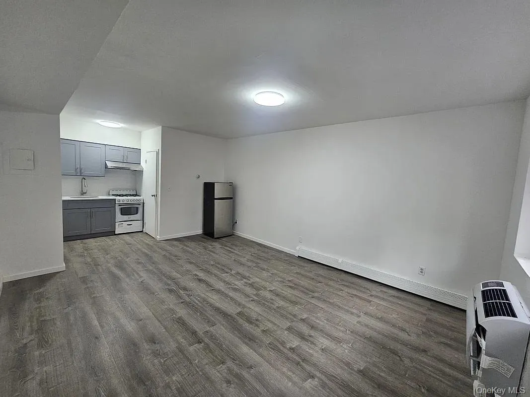 5861 44th Avenue, New York, NY, 2 Rooms Rooms,1 BathroomBathrooms,Residential,For Rent,44th,0,1031872 5861 44th Avenue, New York, NY, 2 Rooms Rooms,1 BathroomBathrooms,Residential,For Rent,44th,0,1031872