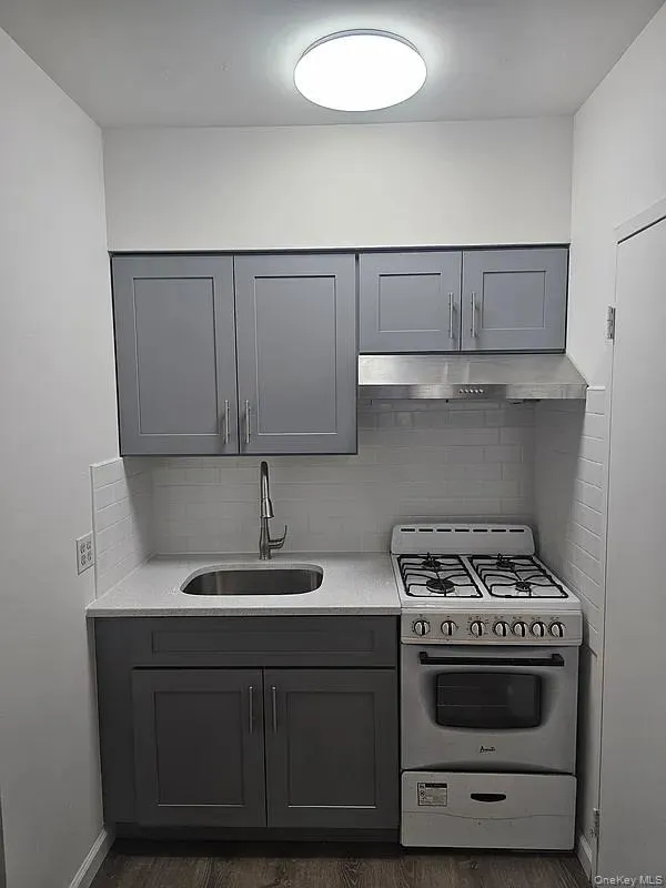 5861 44th Avenue, New York, NY, 2 Rooms Rooms,1 BathroomBathrooms,Residential,For Rent,44th,0,1031872 5861 44th Avenue, New York, NY, 2 Rooms Rooms,1 BathroomBathrooms,Residential,For Rent,44th,0,1031872