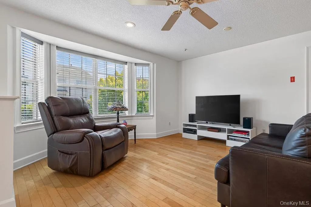 Large bay windows allow abundant natural light and breezes. Large bay windows allow abundant natural light and breezes.