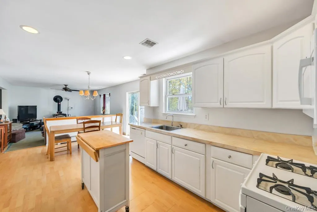 32 Prince Road, Brookhaven, NY, 5 Bedrooms Bedrooms, 11 Rooms Rooms,3 BathroomsBathrooms,Residential,For Rent,Prince,0,1031938 32 Prince Road, Brookhaven, NY, 5 Bedrooms Bedrooms, 11 Rooms Rooms,3 BathroomsBathrooms,Residential,For Rent,Prince,0,1031938