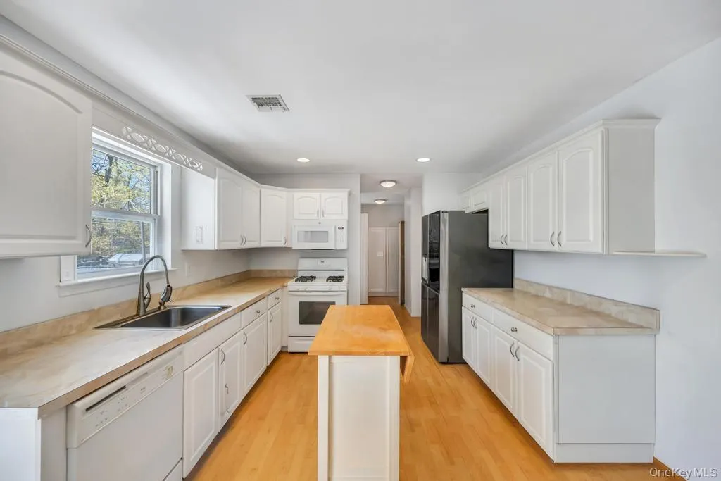 32 Prince Road, Brookhaven, NY, 5 Bedrooms Bedrooms, 11 Rooms Rooms,3 BathroomsBathrooms,Residential,For Rent,Prince,0,1031938 32 Prince Road, Brookhaven, NY, 5 Bedrooms Bedrooms, 11 Rooms Rooms,3 BathroomsBathrooms,Residential,For Rent,Prince,0,1031938
