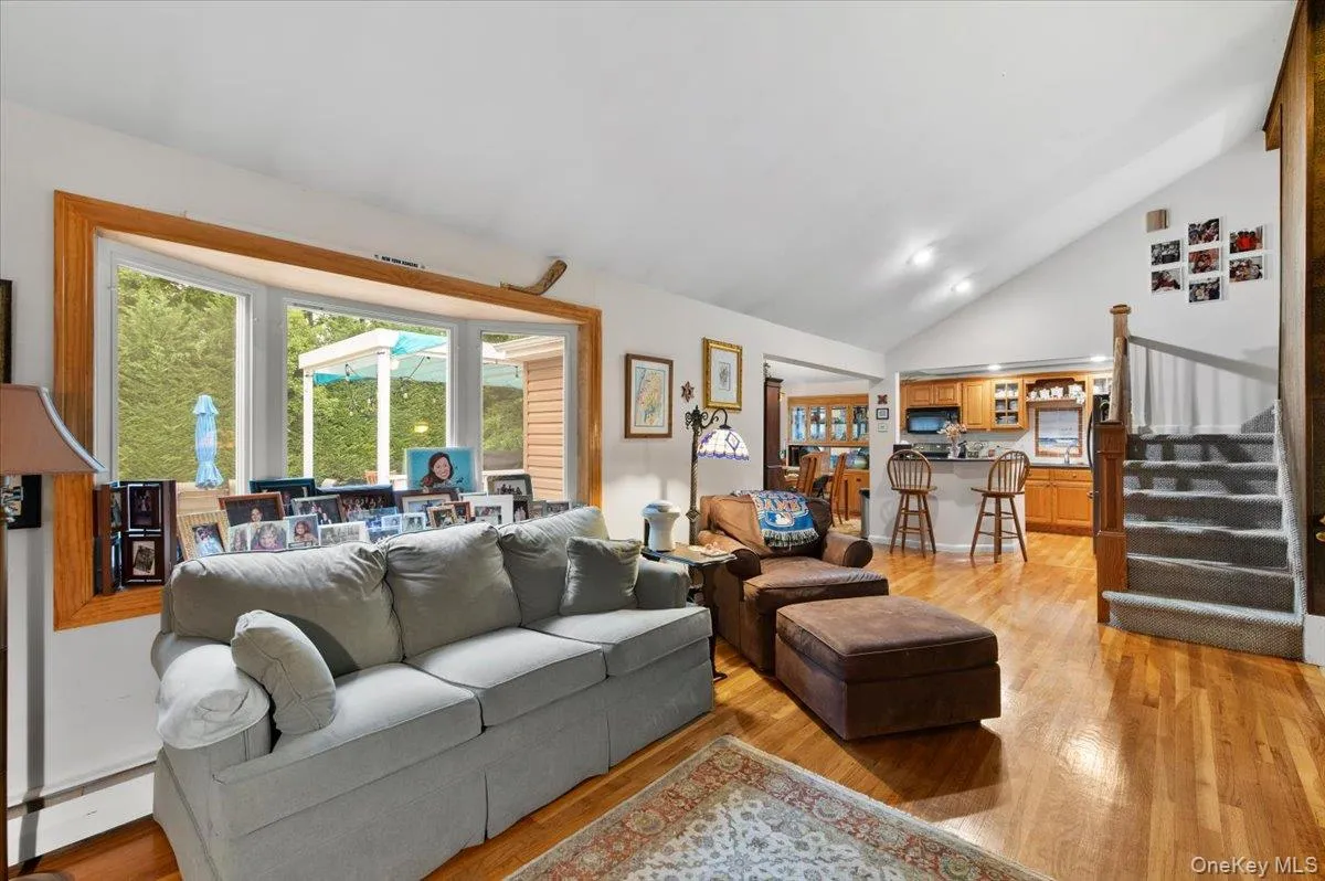 Large Living Room with Vaulted Ceilings! Large Living Room with Vaulted Ceilings!
