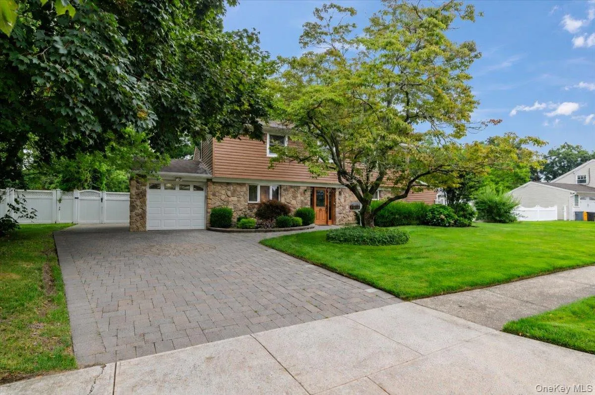 Beautiful Curb Appeal! Beautiful Curb Appeal!
