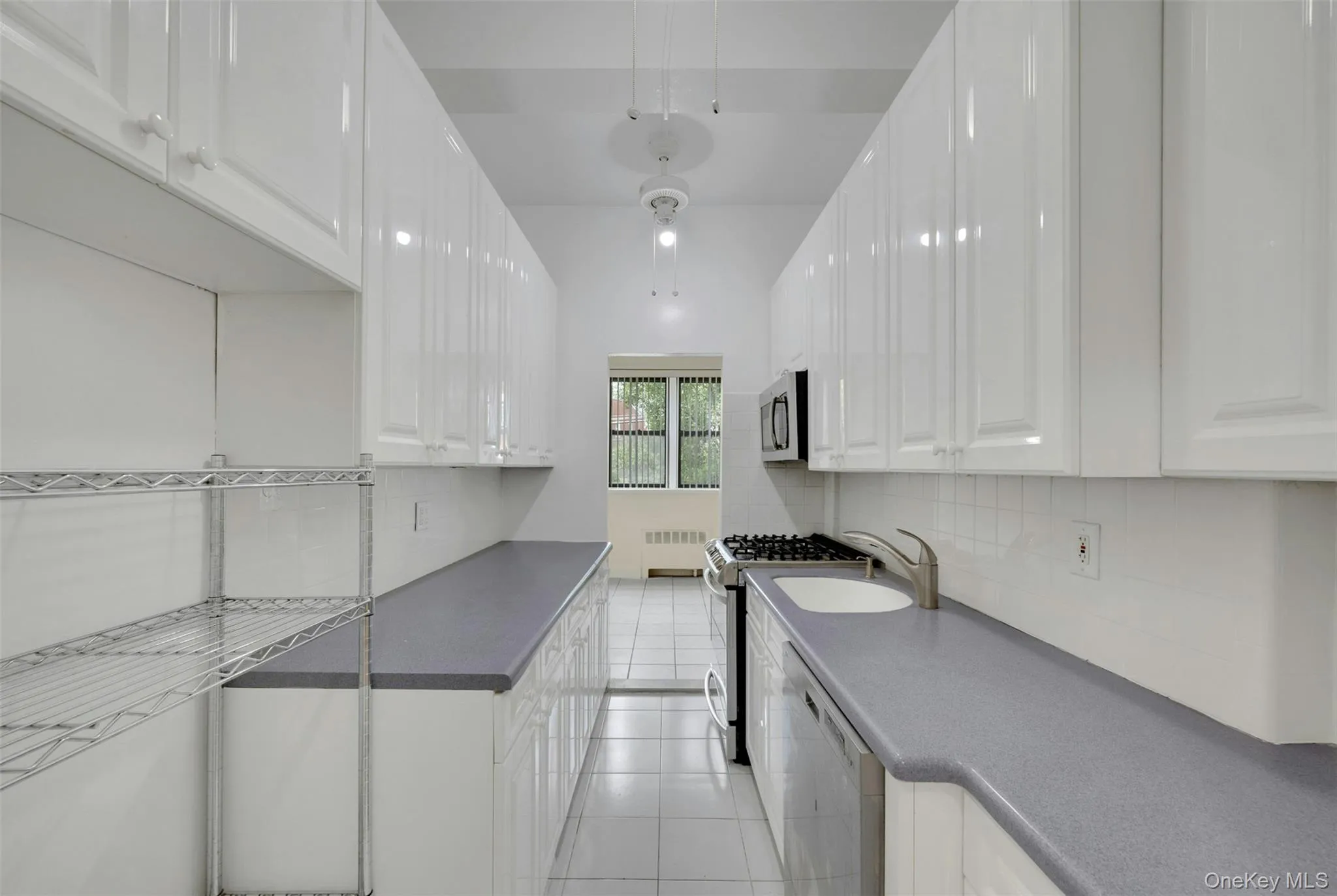 Kitchen w/ beautiful cabinetry Kitchen w/ beautiful cabinetry