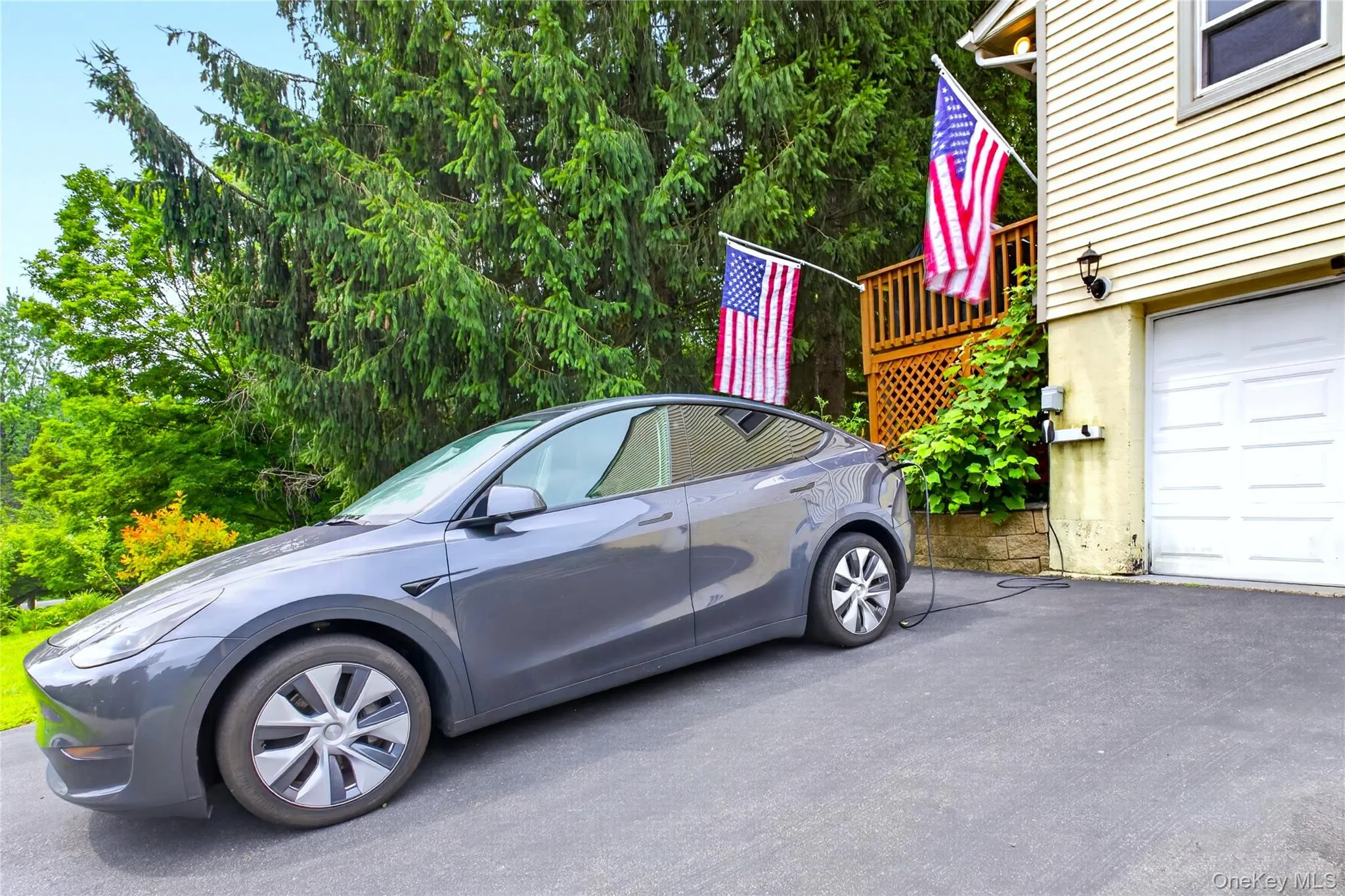 Two car garage with indoor access. Electric car charger for all brands of cars. Two car garage with indoor access. Electric car charger for all brands of cars.