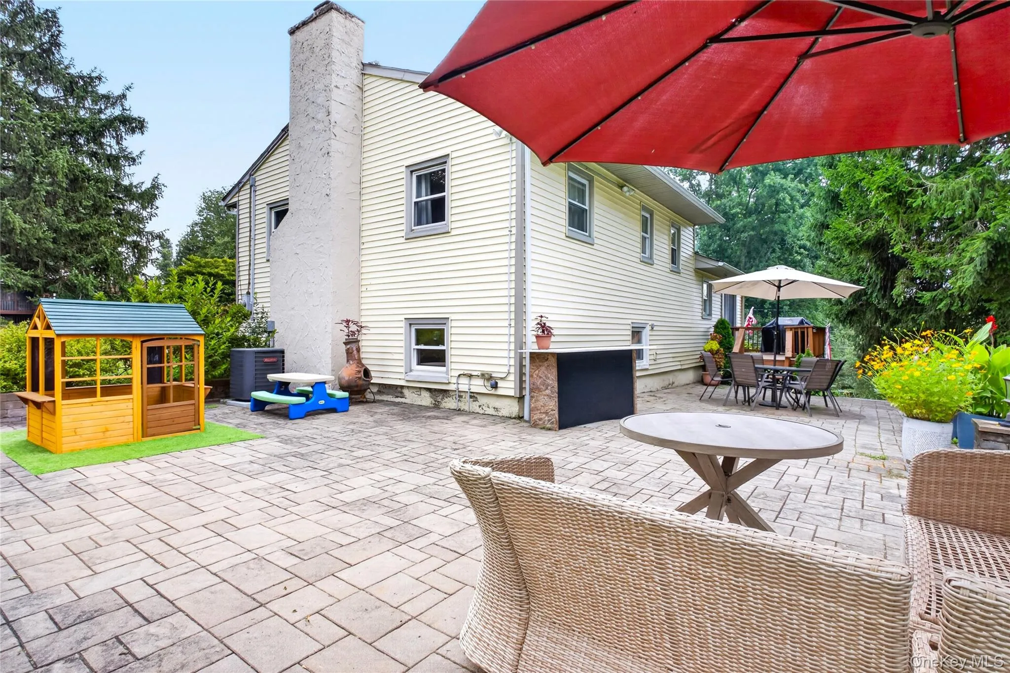 Ample size patio with granite bar and deck in back ground. Ample size patio with granite bar and deck in back ground.