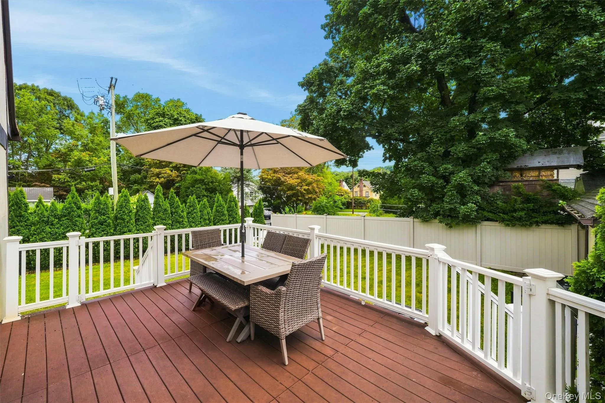 Spacious deck, perfect for entertaining! Spacious deck, perfect for entertaining!