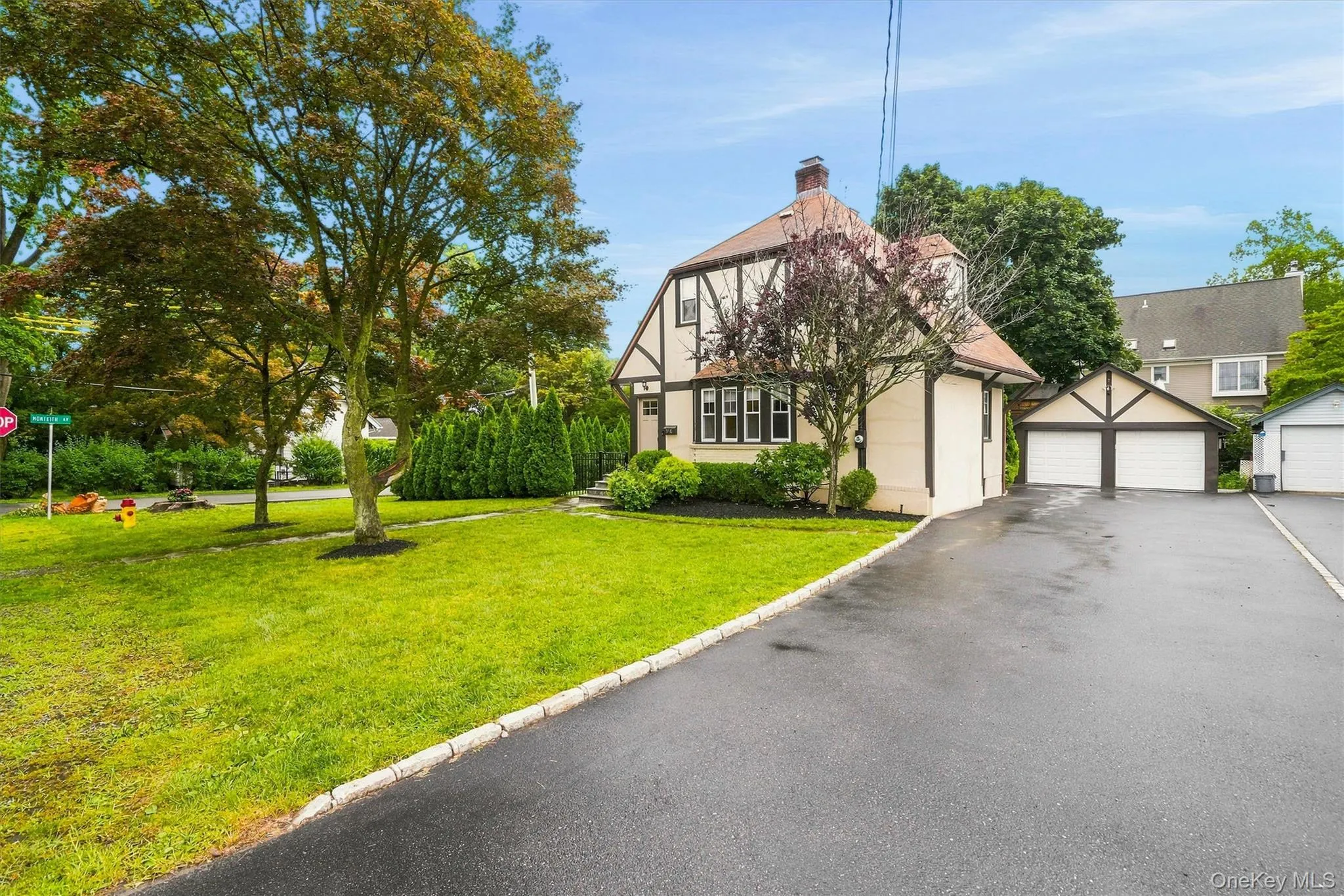 Long driveway that can accommodate up to four vehicles Long driveway that can accommodate up to four vehicles