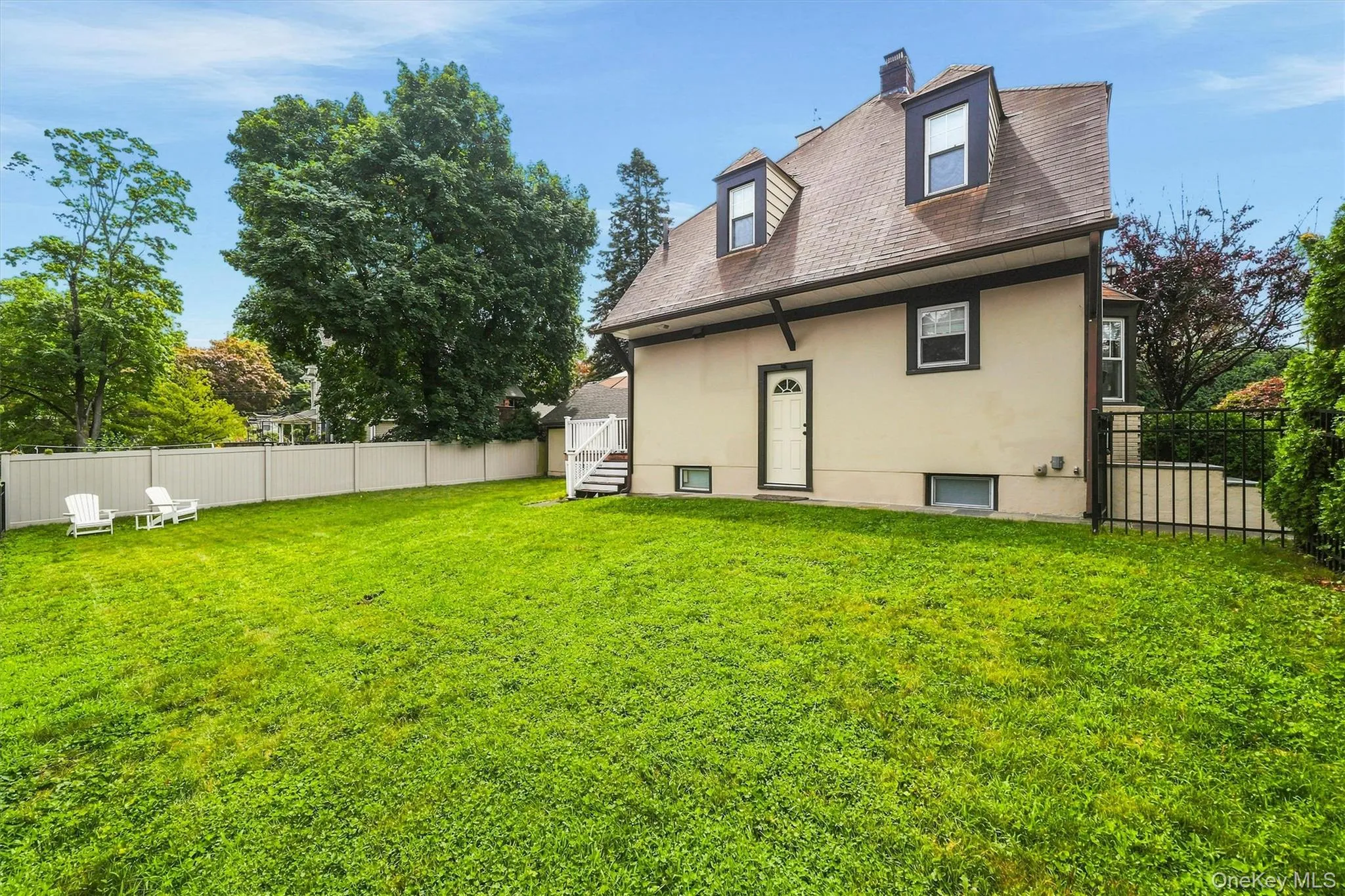 Level backyard with endless possibilities! Level backyard with endless possibilities!