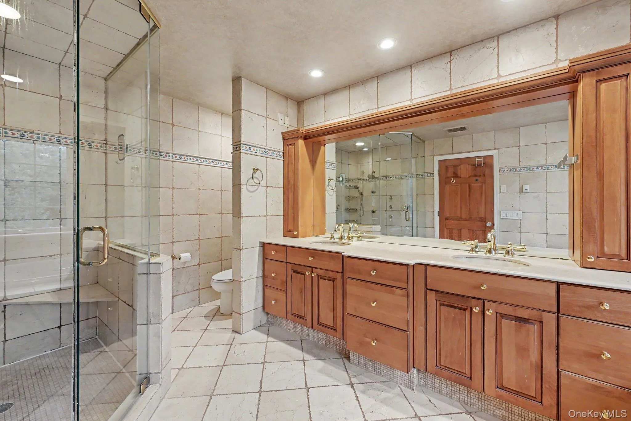 Huge ensuite! No more bumping elbows! Huge ensuite! No more bumping elbows!