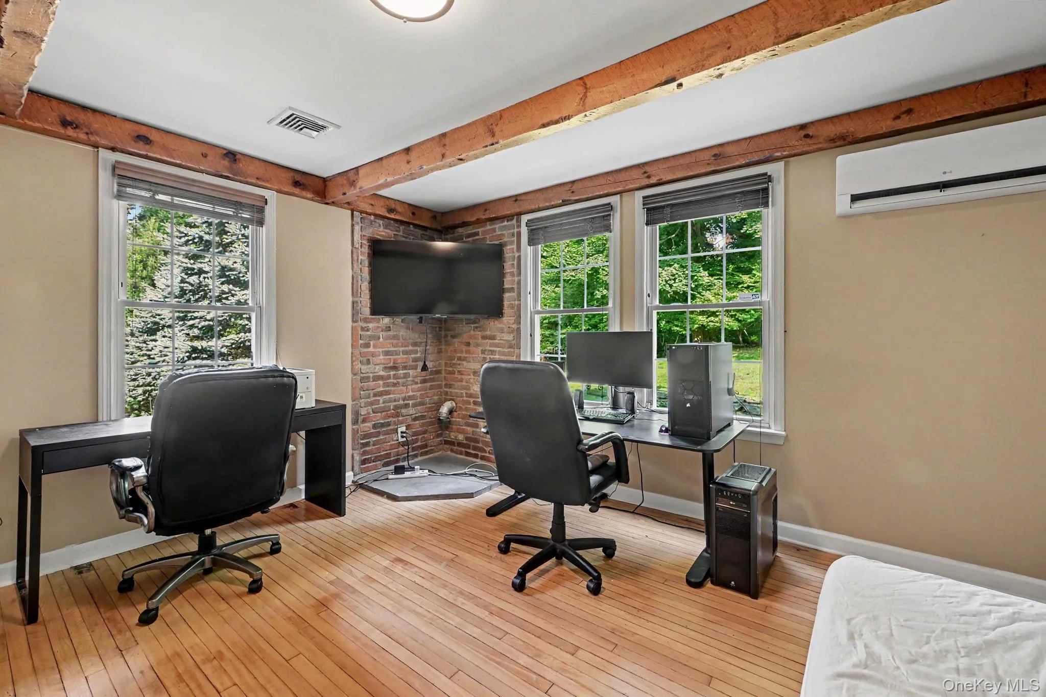 Office/den/"potential guest room" of possibilities! You can add a wood burning stove to make it cozy for the winters. Office/den/"potential guest room" of possibilities! You can add a wood burning stove to make it cozy for the winters.