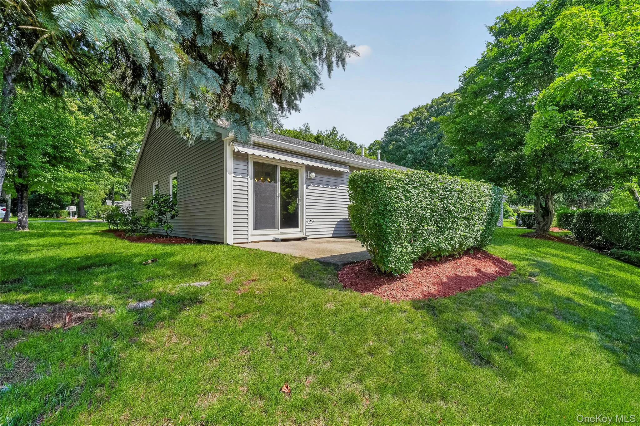Green space & Privacy in this end unit condo Green space & Privacy in this end unit condo
