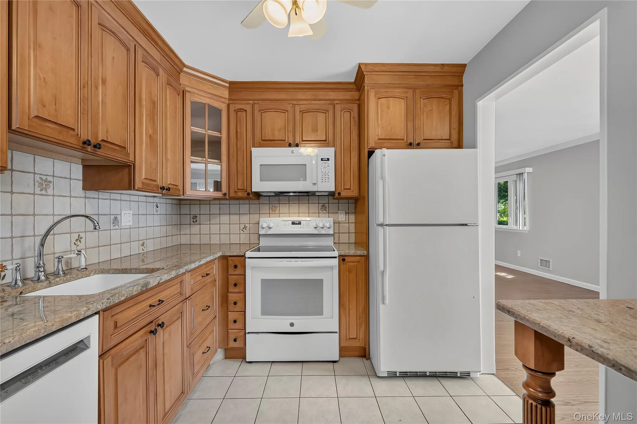 Bright and airy and spacious counter tops. Bright and airy and spacious counter tops.