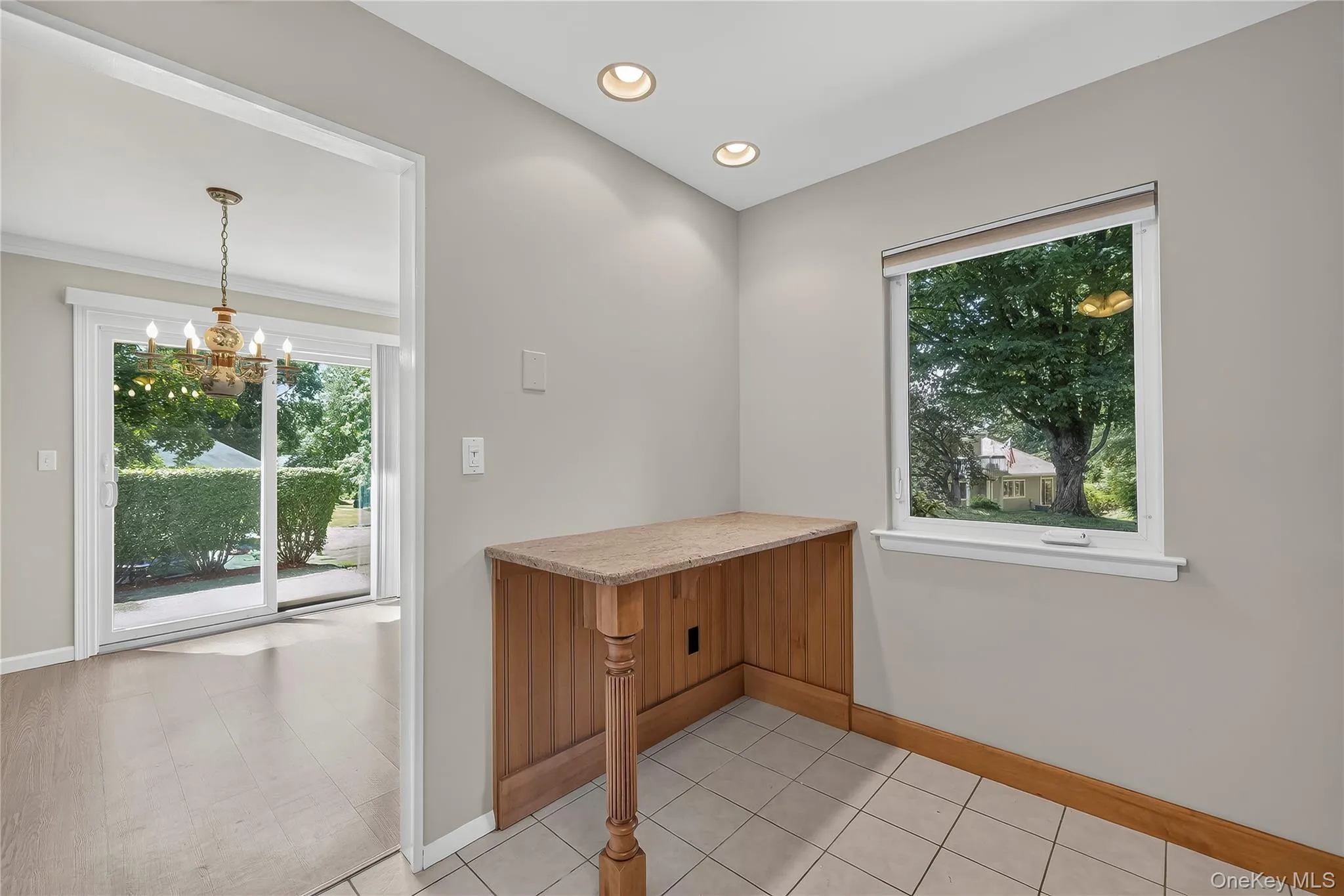 Convenient floor plan kitchen to dining room to outside patio area. Convenient floor plan kitchen to dining room to outside patio area.