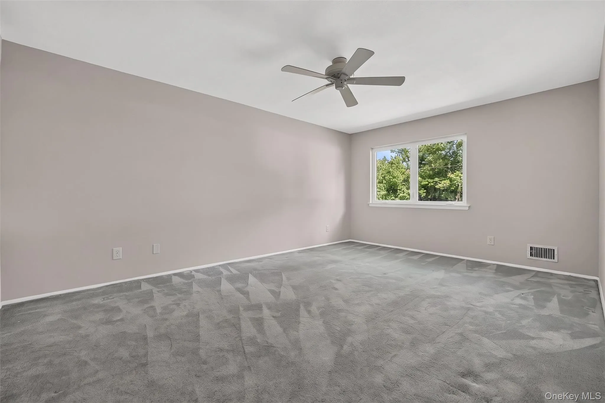 Spacious and airy with double windows. Spacious and airy with double windows.