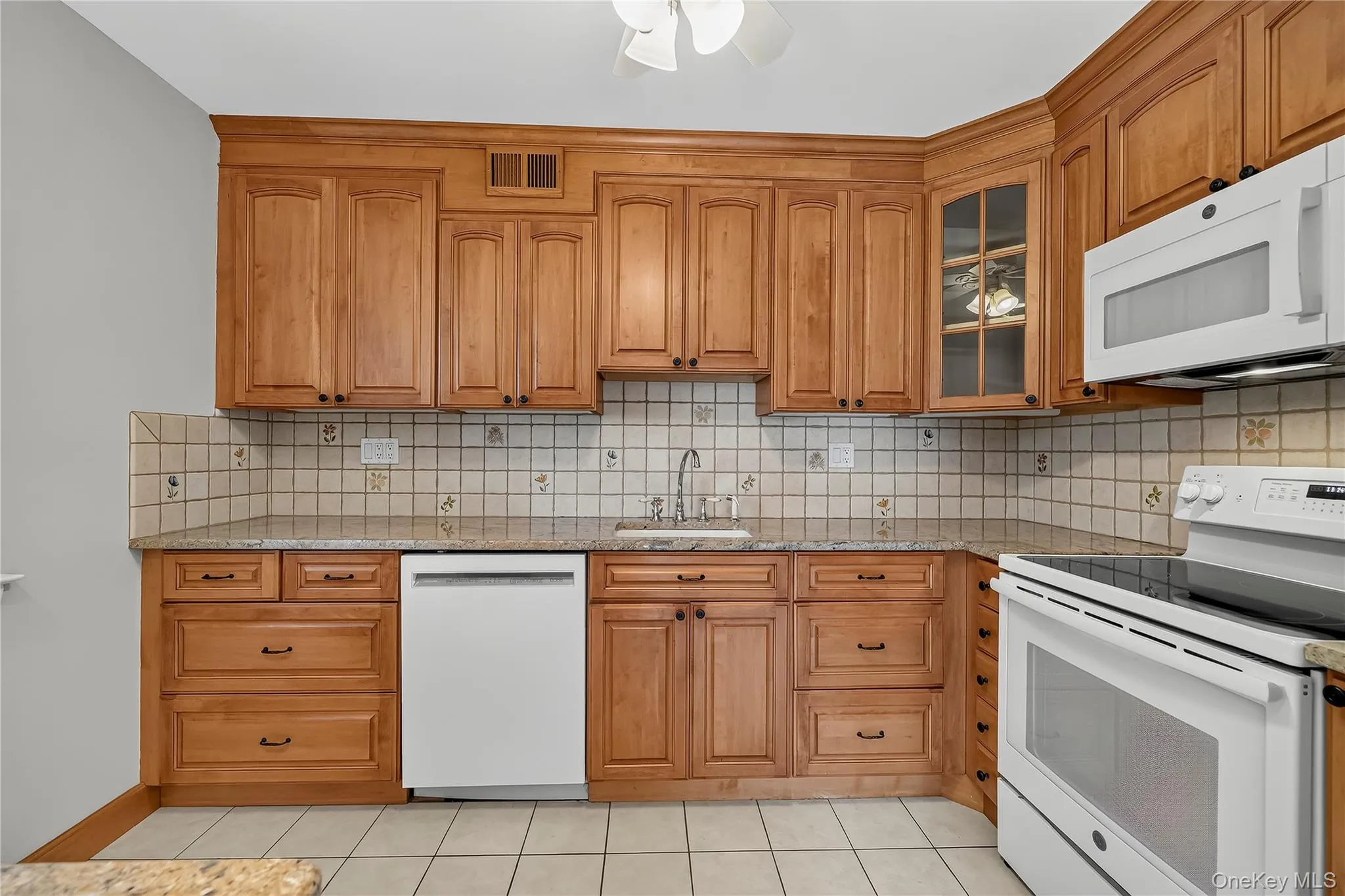 Pristine and more then ample cabinetry Pristine and more then ample cabinetry
