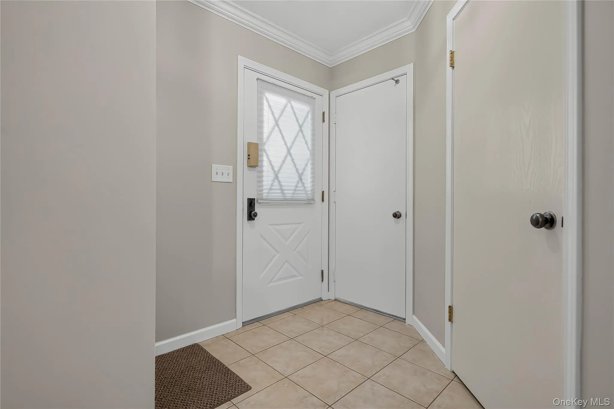 Convenient entry tiled and spacious. Convenient entry tiled and spacious.