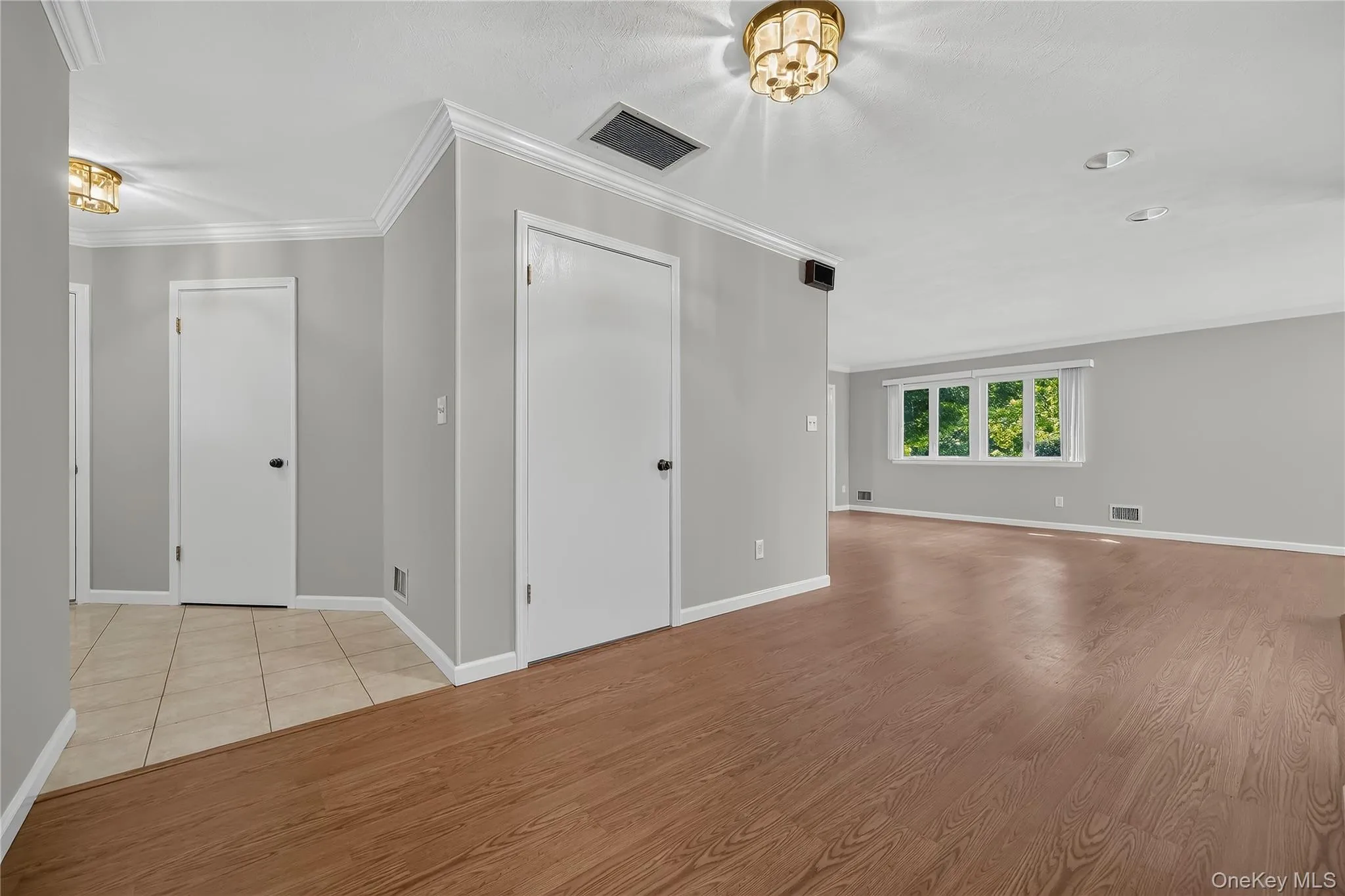 Entry and hallways wide and open spaces Entry and hallways wide and open spaces